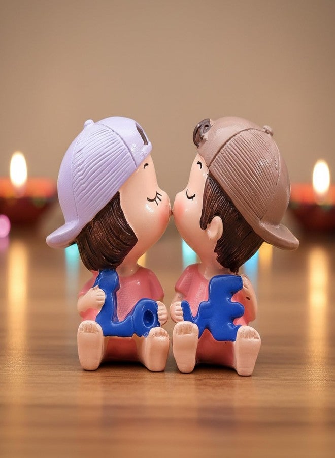 أسينشين دمى زوجين جالسين يتبادلان القبلات، قطع فنية رائعة، تماثيل صغيرة، هدايا مثالية للحبيبة والحبيب، دمى أطفال لطيفة لهدايا عيد الحب، أفضل الهدايا لمن تحب (التصميم 2) - Image 1